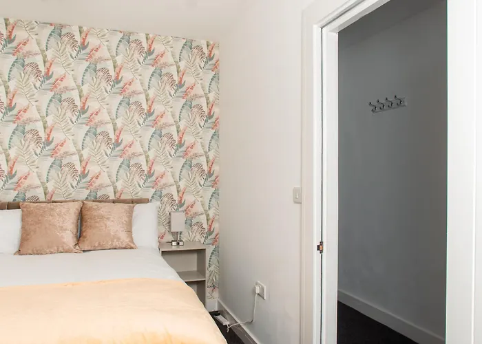 Bright And Stylish - 2 Bedroom Apartment - Free Parking, Transit Links, Close To Stadiums